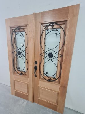 Porta de madeira maciça com grade de ferro, fechadura blim blim preta, vidro 10 mm, pintura verniz P.U acetinado - Imagem 5