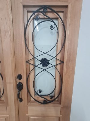 Porta de madeira maciça com grade de ferro, fechadura blim blim preta, vidro 10 mm, pintura verniz P.U acetinado - Imagem 17