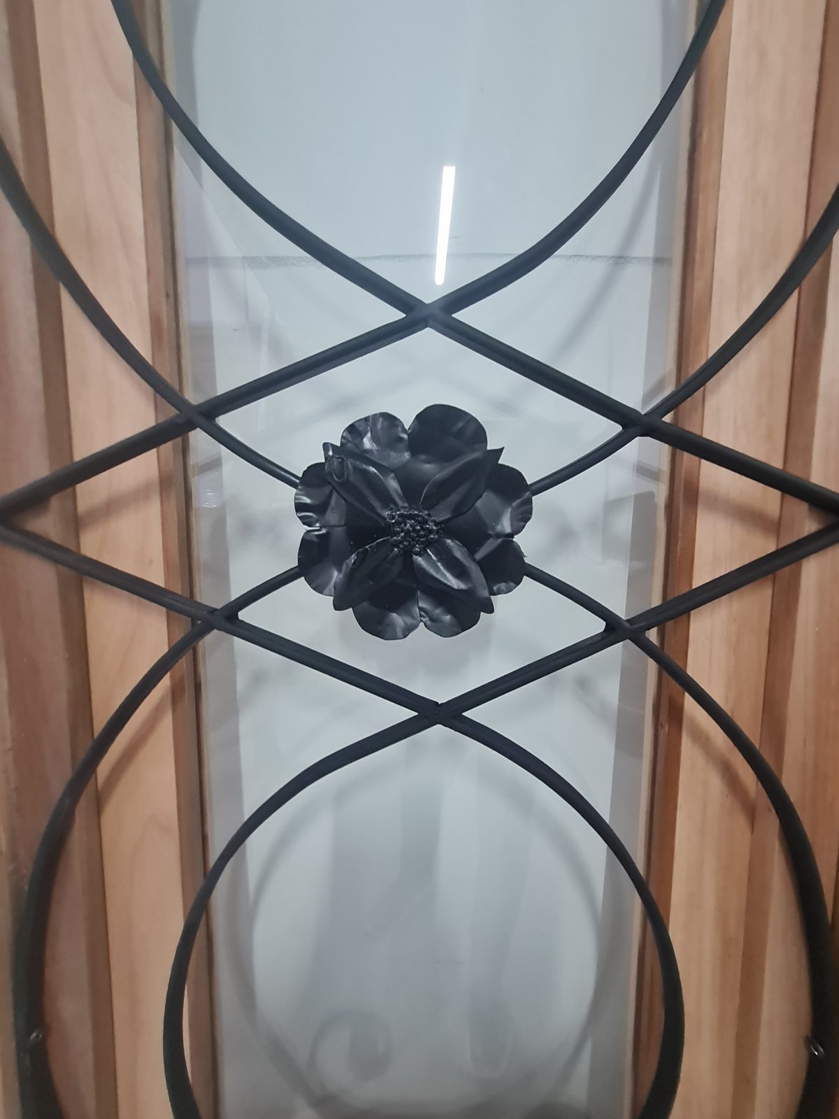 Porta de madeira maciça com grade de ferro, fechadura blim blim preta, vidro 10 mm, pintura verniz P.U acetinado - Imagem 18