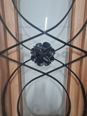 Porta de madeira maciça com grade de ferro, fechadura blim blim preta, vidro 10 mm, pintura verniz P.U acetinado - Imagem 18