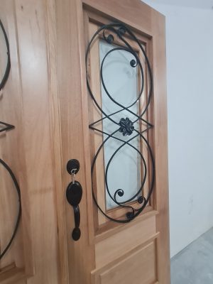 Porta de madeira maciça com grade de ferro, fechadura blim blim preta, vidro 10 mm, pintura verniz P.U acetinado - Imagem 19