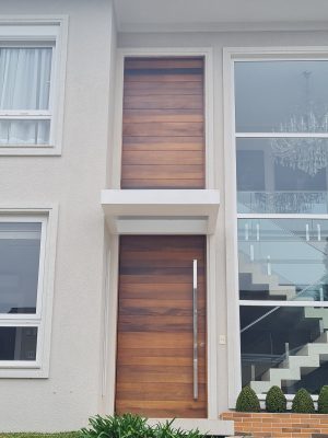 Porta pivotante com estrutura de aço no interior, revestimento com lambril maciço, porta com 8 cm de espessura