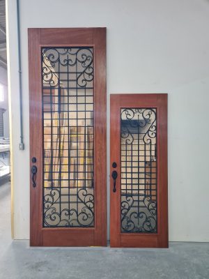 Porta pivotante com grade colonial preta, vidro com película espelhada, pintura verniz P.U acetinado