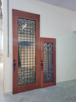 Porta pivotante com grade colonial preta, vidro com película espelhada, pintura verniz P.U acetinado - Imagem 4