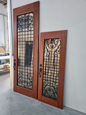 Porta pivotante com grade colonial preta, vidro com película espelhada, pintura verniz P.U acetinado - Imagem 5