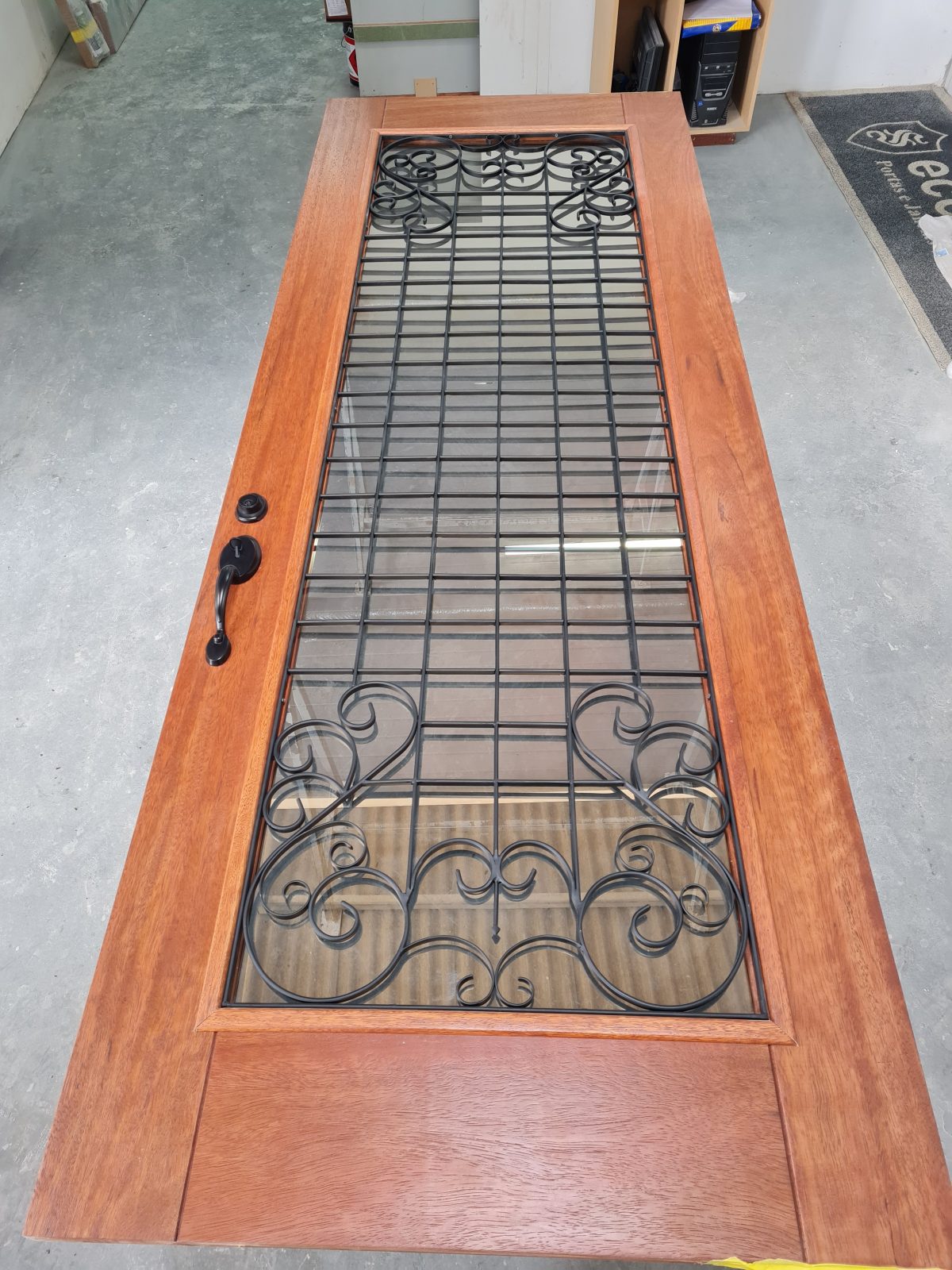 20210830_113520 Porta pivotante com grade colonial preta, vidro com película espelhada, pintura verniz P.U acetinado - Imagem 6