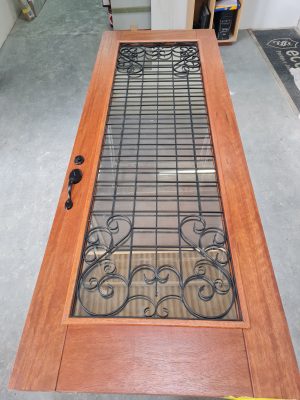 Porta pivotante com grade colonial preta, vidro com película espelhada, pintura verniz P.U acetinado - Imagem 6