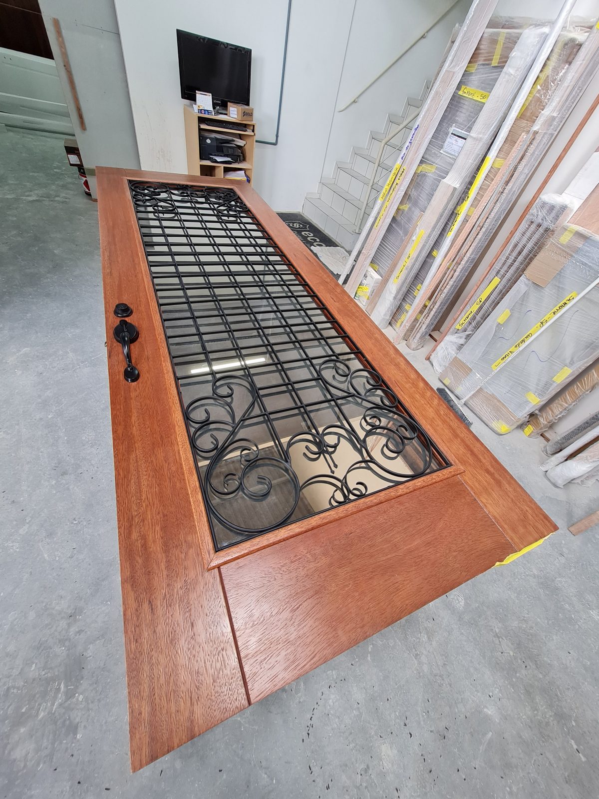 20210830_113727 Porta pivotante com grade colonial preta, vidro com película espelhada, pintura verniz P.U acetinado - Imagem 2