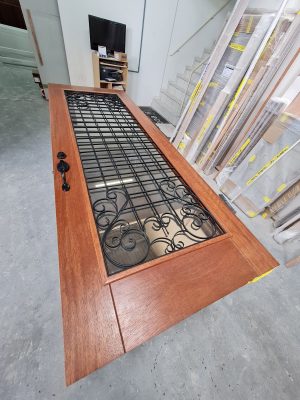 Porta pivotante com grade colonial preta, vidro com película espelhada, pintura verniz P.U acetinado - Imagem 2