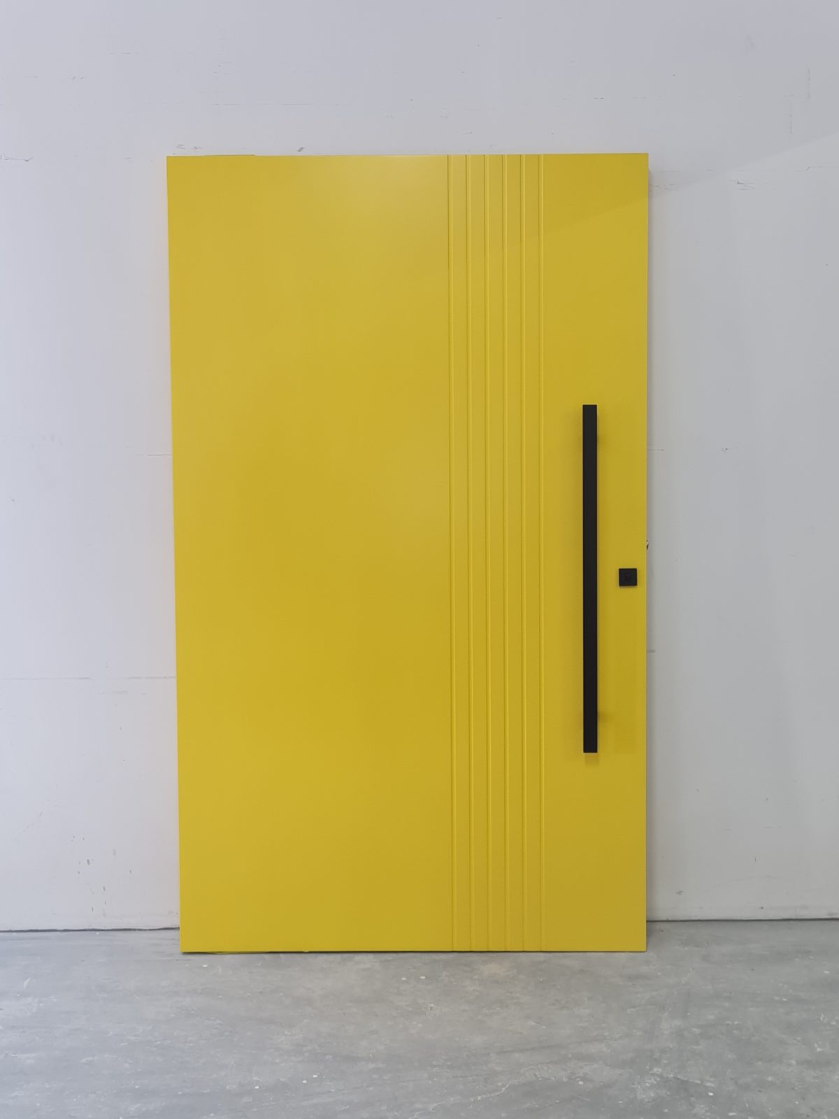 20210903_121135 Porta pivotante com revestimento em MDF, frisos verticais e pintura laca P.U amarelo acetinado - Imagem 1