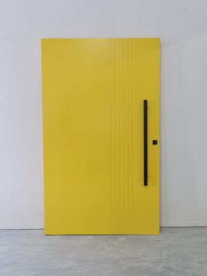 Porta pivotante com revestimento em MDF, frisos verticais e pintura laca P.U amarelo acetinado