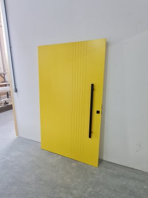 Porta pivotante com revestimento em MDF, frisos verticais e pintura laca P.U amarelo acetinado - Imagem 2