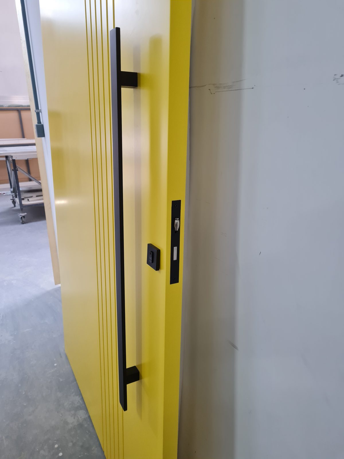 20210903_121409 Porta pivotante com revestimento em MDF, frisos verticais e pintura laca P.U amarelo acetinado - Imagem 3
