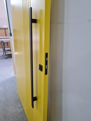 Porta pivotante com revestimento em MDF, frisos verticais e pintura laca P.U amarelo acetinado - Imagem 3