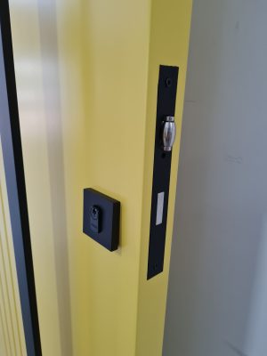 Porta pivotante com revestimento em MDF, frisos verticais e pintura laca P.U amarelo acetinado - Imagem 6
