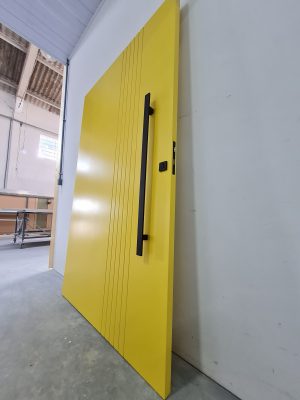 Porta pivotante com revestimento em MDF, frisos verticais e pintura laca P.U amarelo acetinado - Imagem 4