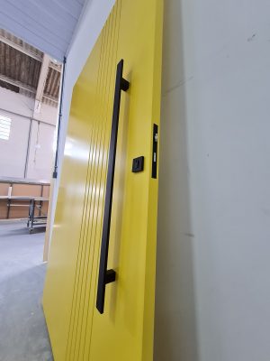 Porta pivotante com revestimento em MDF, frisos verticais e pintura laca P.U amarelo acetinado - Imagem 5