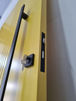 Porta pivotante com revestimento em MDF, frisos verticais e pintura laca P.U amarelo acetinado - Imagem 7