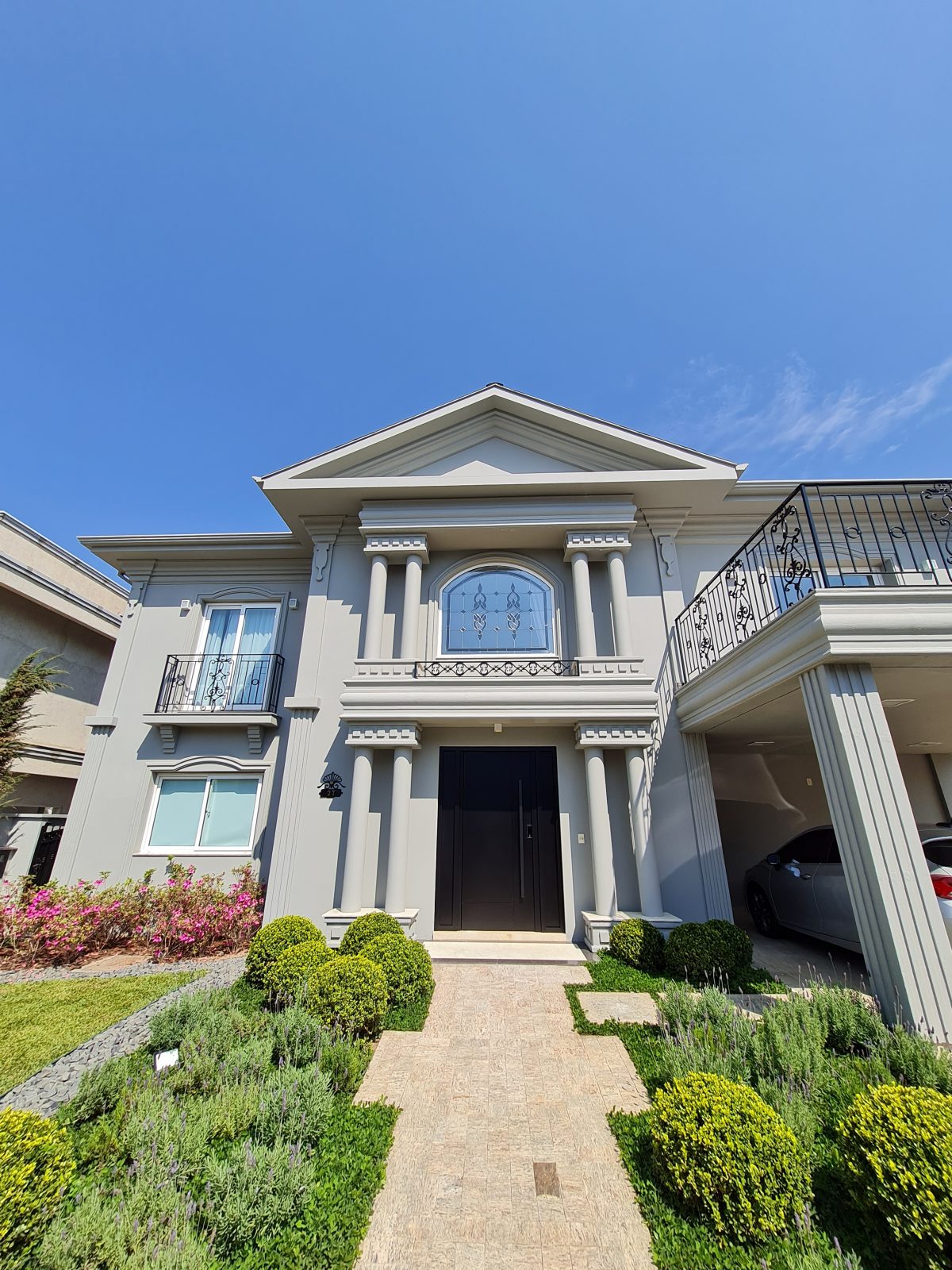 20210903_133838 Porta pivotante em ACM preto carbono com painéis laterais e frisos com dupla vedação - Imagem 1