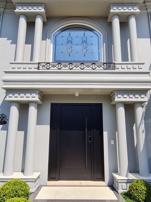 Porta pivotante em ACM preto carbono com painéis laterais e frisos com dupla vedação - Imagem 9