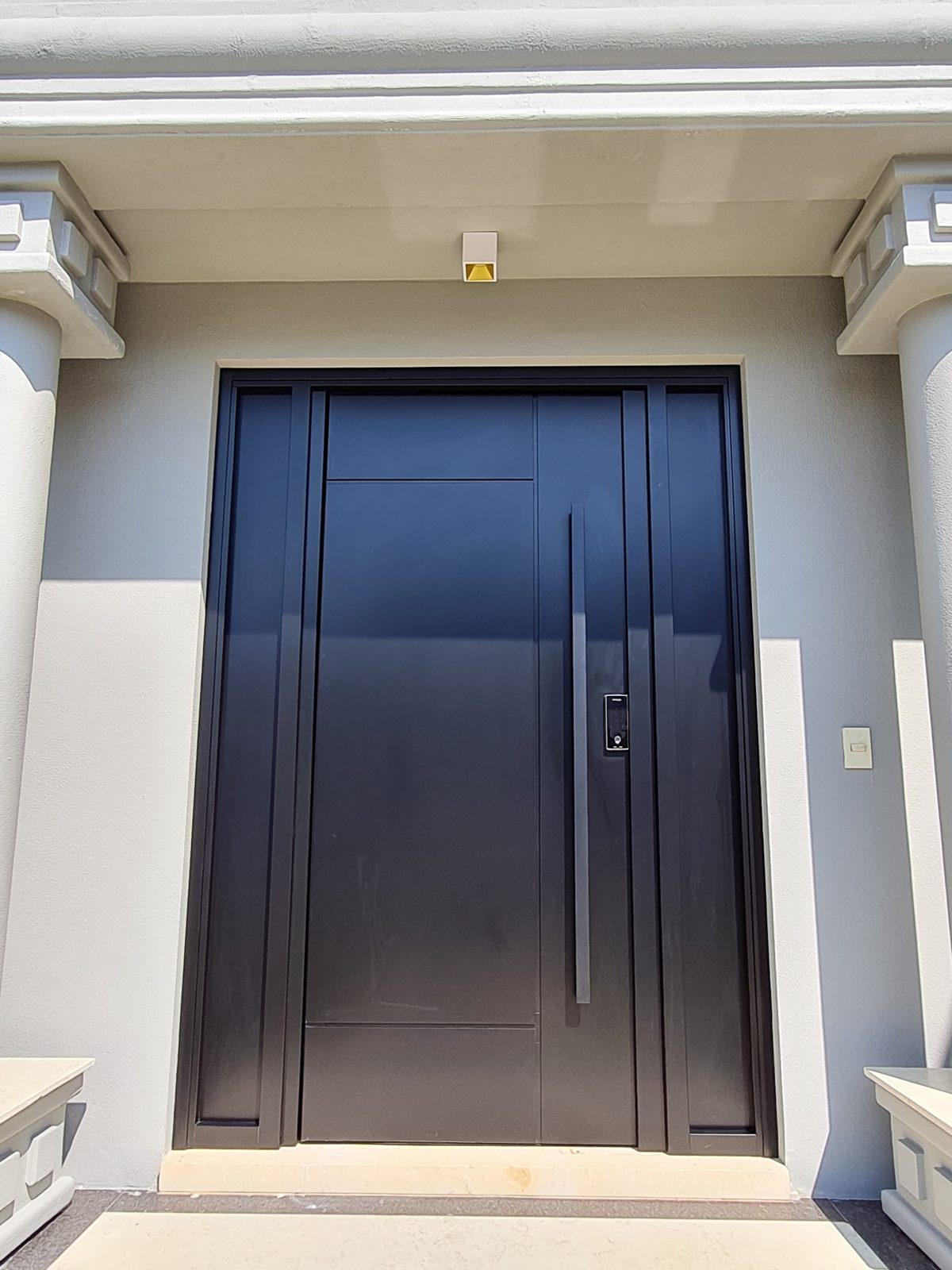 Porta pivotante em ACM preto carbono com painéis laterais e frisos com dupla vedação - Imagem 8