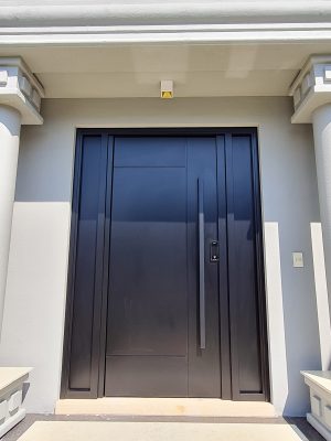 Porta pivotante em ACM preto carbono com painéis laterais e frisos com dupla vedação - Imagem 8