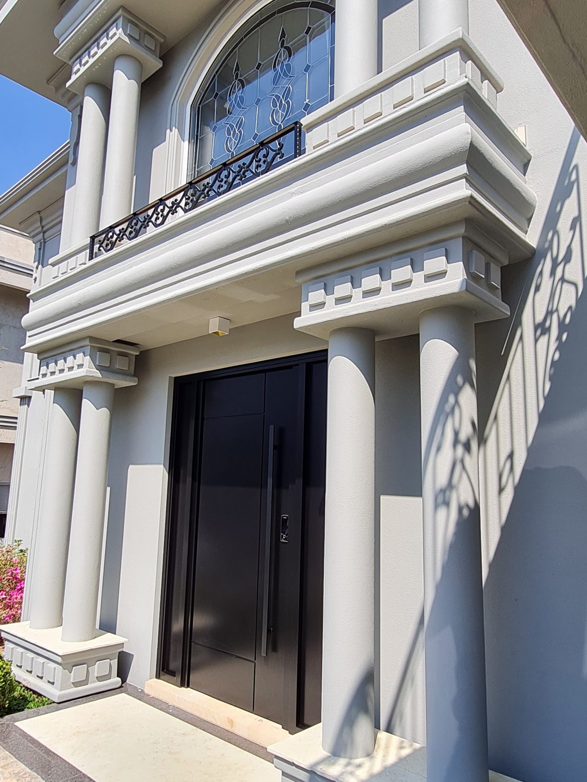 Porta pivotante em ACM preto carbono com painéis laterais e frisos com dupla vedação - Imagem 2