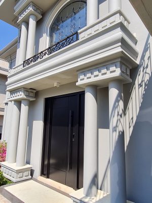 Porta pivotante em ACM preto carbono com painéis laterais e frisos com dupla vedação - Imagem 2