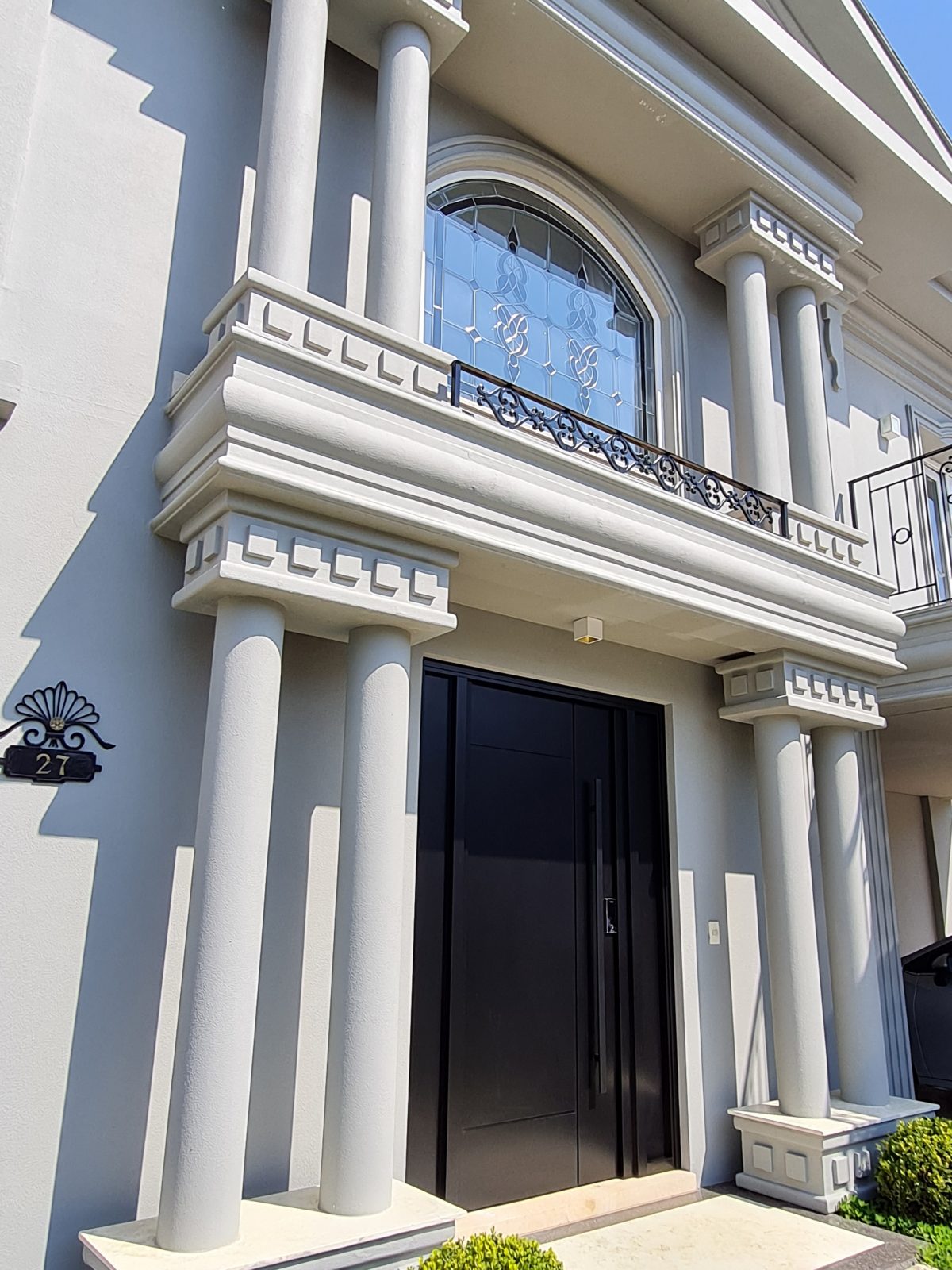 Porta pivotante em ACM preto carbono com painéis laterais e frisos com dupla vedação - Imagem 3