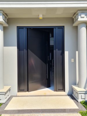 Porta pivotante em ACM preto carbono com painéis laterais e frisos com dupla vedação - Imagem 5