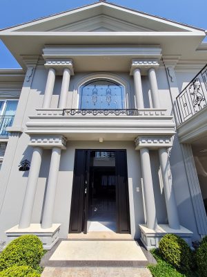 Porta pivotante em ACM preto carbono com painéis laterais e frisos com dupla vedação - Imagem 6