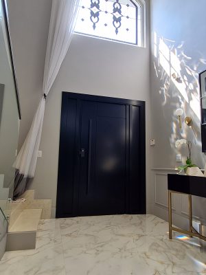 Porta pivotante em ACM preto carbono com painéis laterais e frisos com dupla vedação - Imagem 10