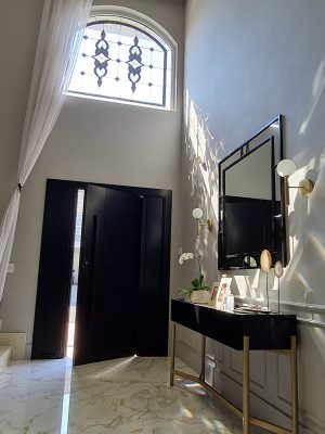 Porta pivotante em ACM preto carbono com painéis laterais e frisos com dupla vedação - Imagem 12