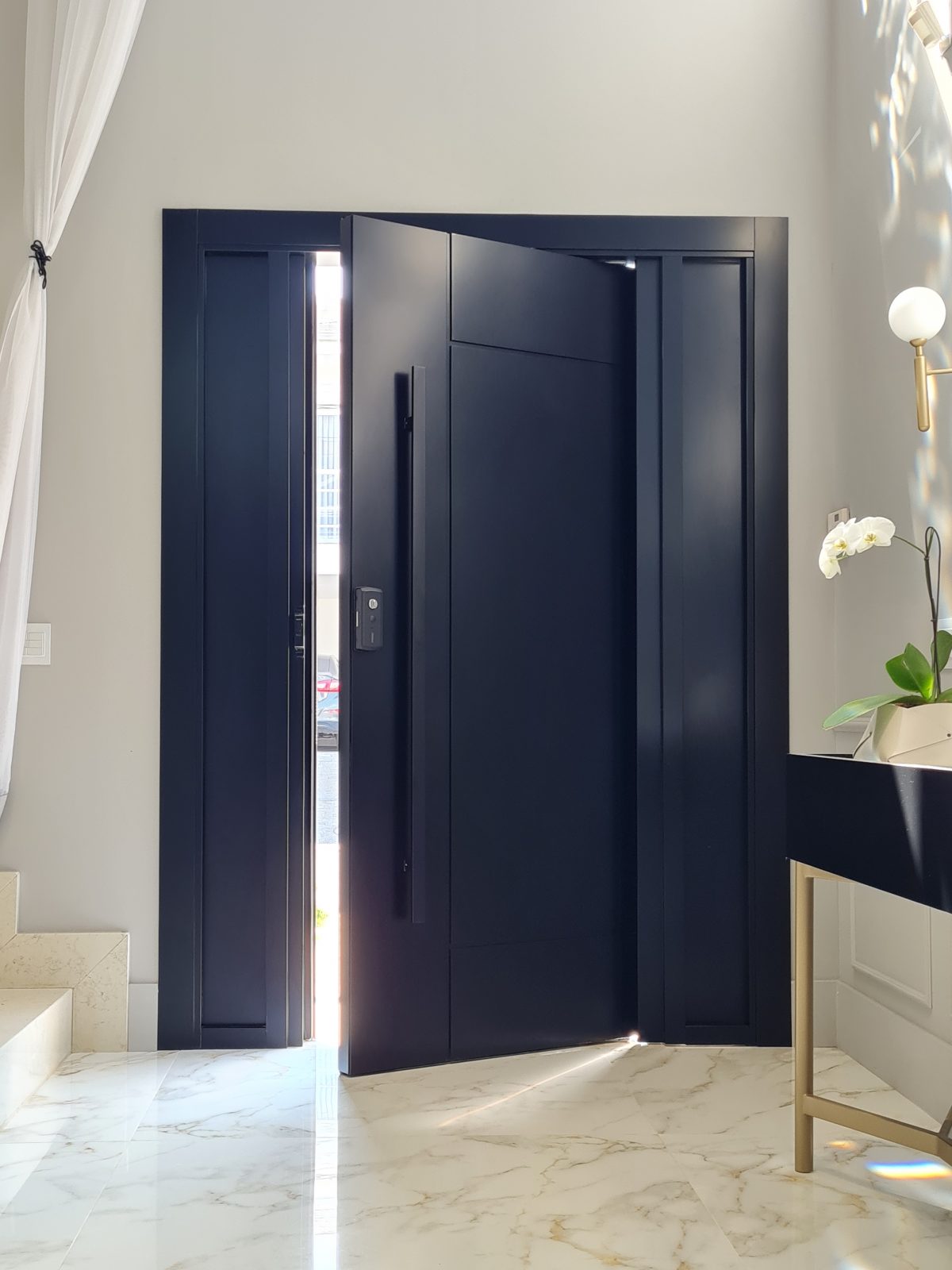 Porta pivotante em ACM preto carbono com painéis laterais e frisos com dupla vedação - Imagem 13