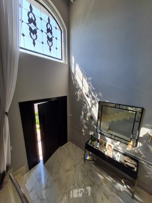 Porta pivotante em ACM preto carbono com painéis laterais e frisos com dupla vedação - Imagem 14