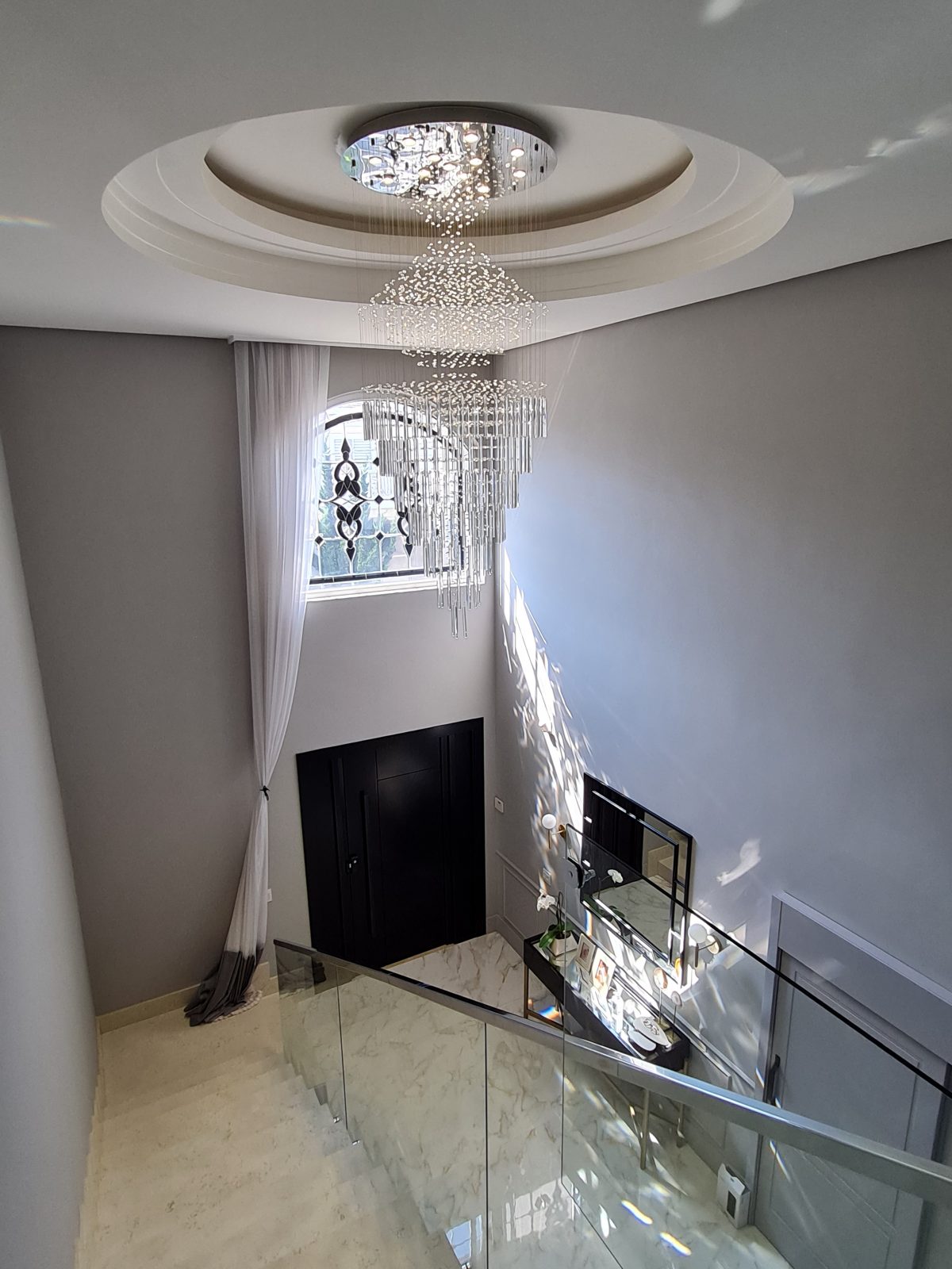 Porta pivotante em ACM preto carbono com painéis laterais e frisos com dupla vedação - Imagem 15