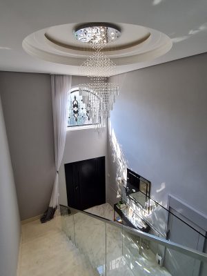 Porta pivotante em ACM preto carbono com painéis laterais e frisos com dupla vedação - Imagem 15