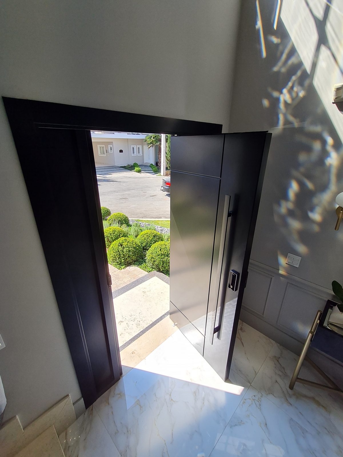 Porta pivotante em ACM preto carbono com painéis laterais e frisos com dupla vedação - Imagem 16