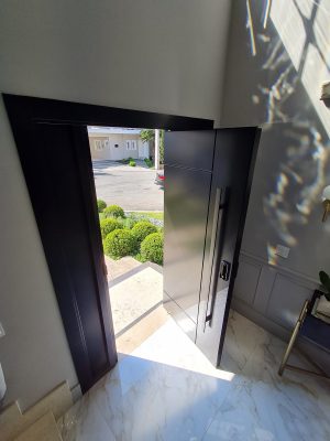 Porta pivotante em ACM preto carbono com painéis laterais e frisos com dupla vedação - Imagem 16