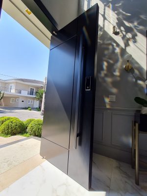 Porta pivotante em ACM preto carbono com painéis laterais e frisos com dupla vedação - Imagem 17