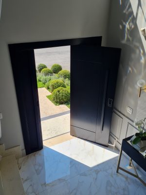 Porta pivotante em ACM preto carbono com painéis laterais e frisos com dupla vedação - Imagem 18