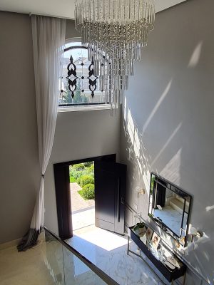 Porta pivotante em ACM preto carbono com painéis laterais e frisos com dupla vedação - Imagem 11