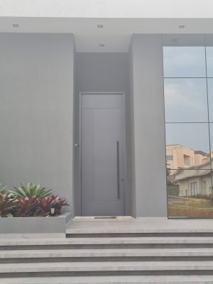 Porta pivotante em ACM com um  friso vertical e dois horizontais, cor cinza com dupla vedação - Imagem 4