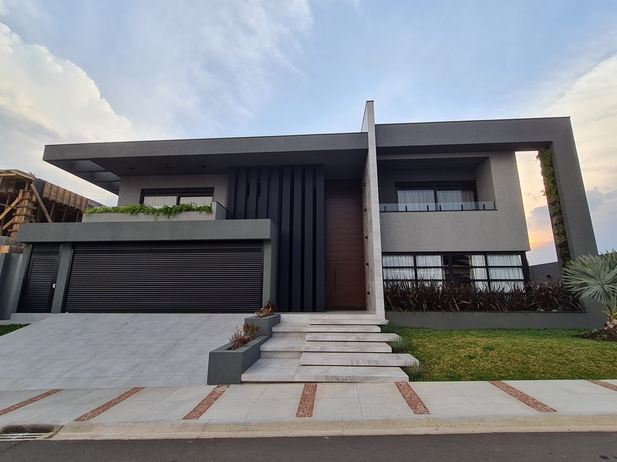 Porta pivotante em ACM amadeirado ripado na horizontal com bandeira superior e dupla vedação - Imagem 5