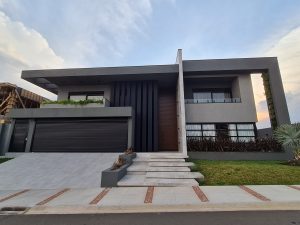 Porta pivotante em ACM amadeirado ripado na horizontal com bandeira superior e dupla vedação - Imagem 5