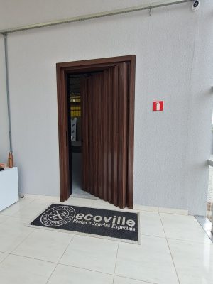 Porta pivotante em ACM Sucupira, modelo ripado na vertical com dupla vedação - Imagem 5