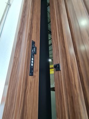 Porta pivotante em ACM Sucupira, modelo ripado na vertical com dupla vedação - Imagem 7