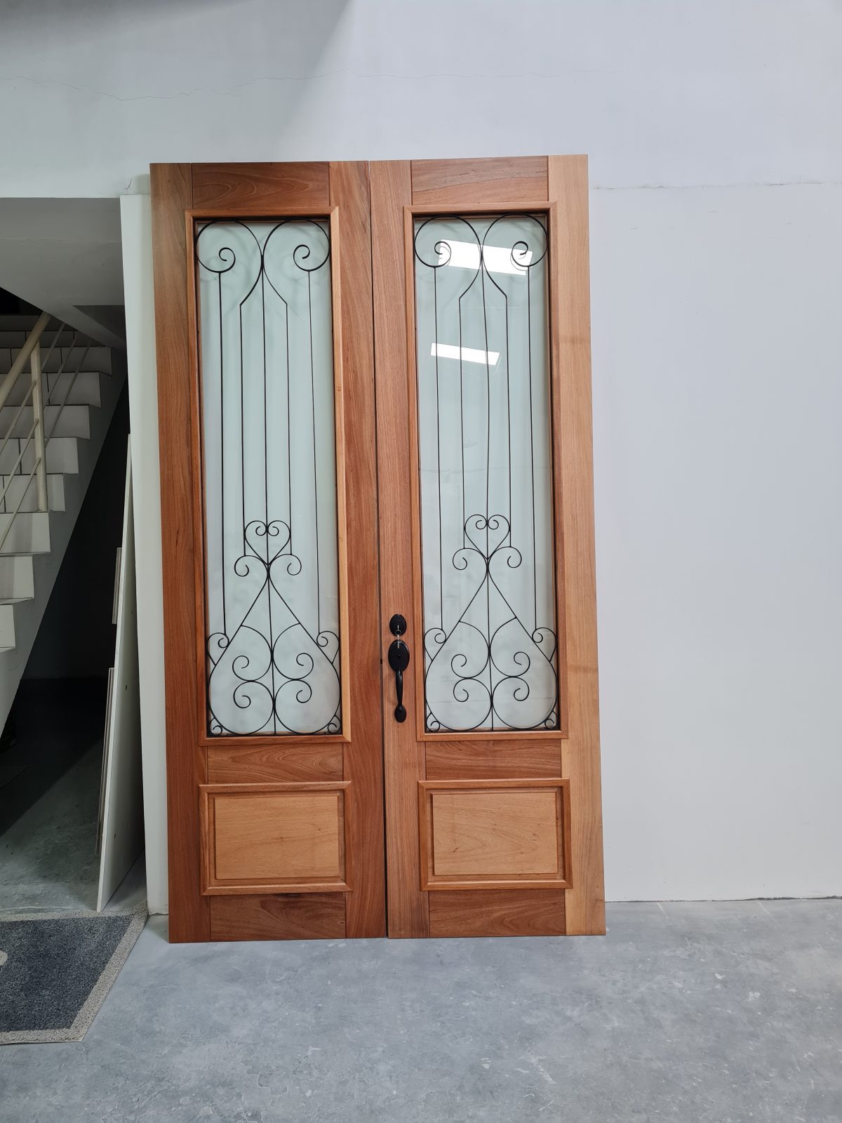 Porta com sistema de abertura dupla, com grades de ferro, fechadura blim blim preto fosco - Imagem 1