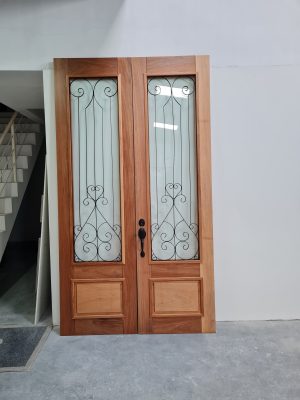 Porta com sistema de abertura dupla, com grades de ferro, fechadura blim blim preto fosco