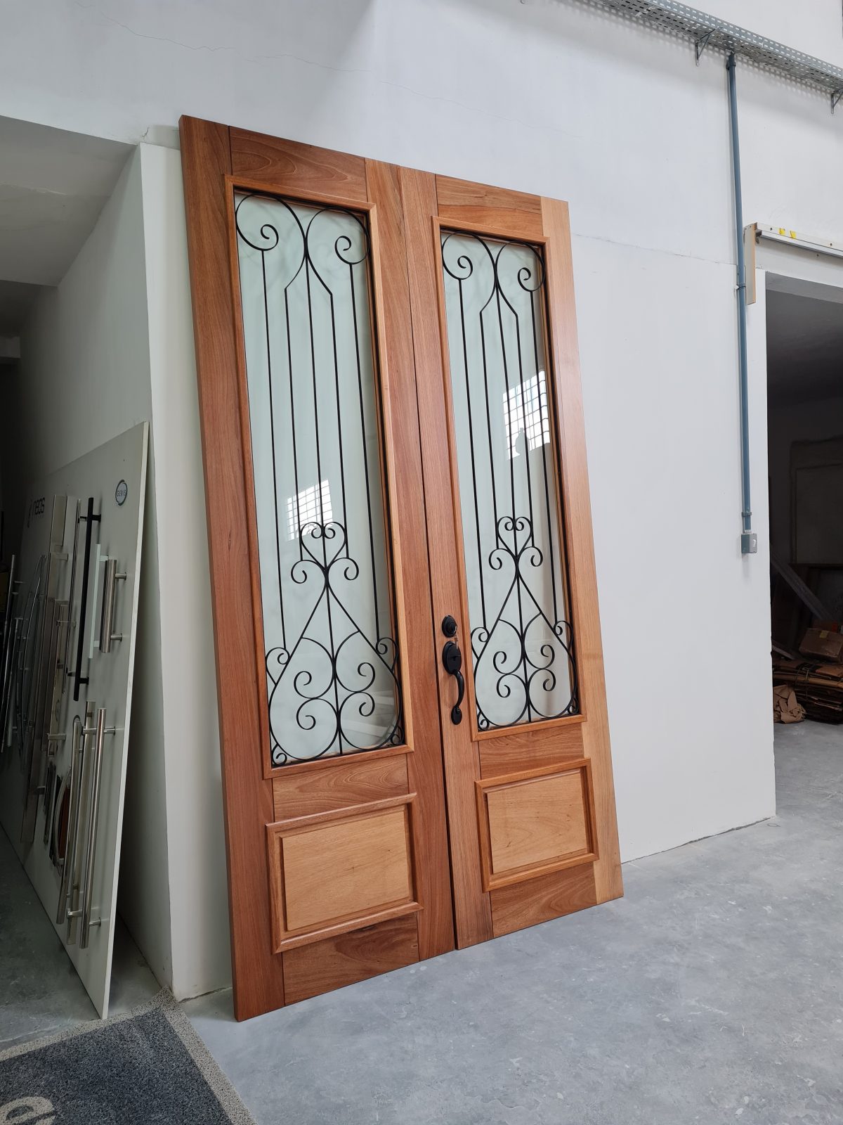 Porta com sistema de abertura dupla, com grades de ferro, fechadura blim blim preto fosco - Imagem 3